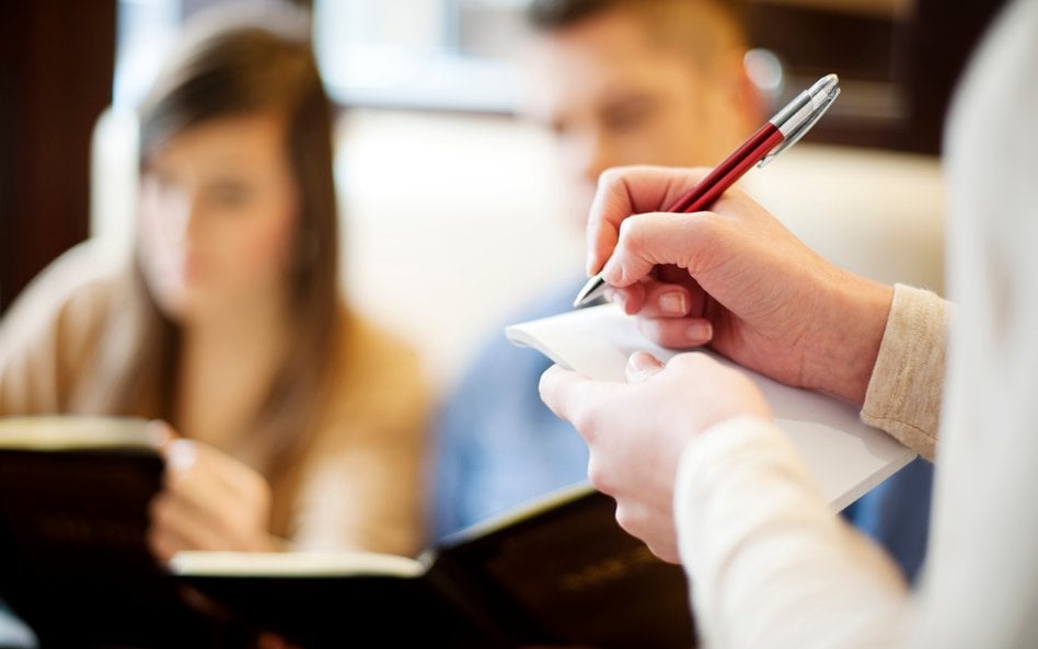 Napiwek trzeba opodatkować. Czy PIT pobiera restauracja, czy kelner rozlicza się sam?
