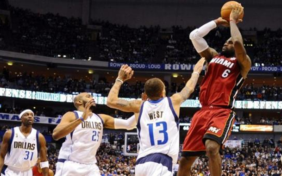 LeBron James (z prawej) zdobył 37 pkt i poprawił rekord Heat w meczu otwarcia sezonu. Poprzedni od 1