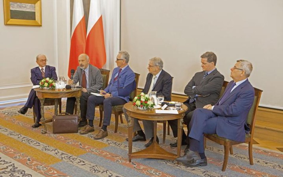 Sesja w Belwederze. Od lewej: moderator Włodzimierz Suleja oraz uczestnicy dyskusji: Krzysztof Kawal