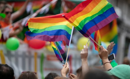 Przyjmując ustawę stygmatyzującą i marginalizującą osoby LGBTI+, Węgry naruszyły prawo Unii Europejs