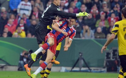 Moment, gdy Lewandowski został uderzony przez interweniującego we własnym polu karnym bramkarza Mitc