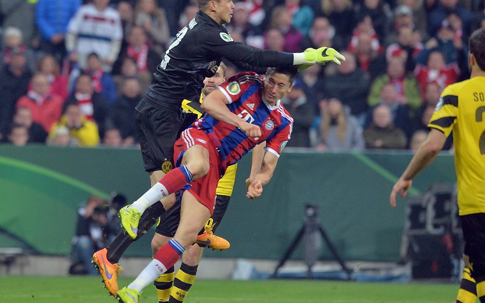 Moment, gdy Lewandowski został uderzony przez interweniującego we własnym polu karnym bramkarza Mitc