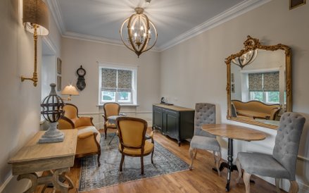 Ozdobą wnętrz pałacowych są m.in. naścienne malowidła z przełomu XVIII i XIX