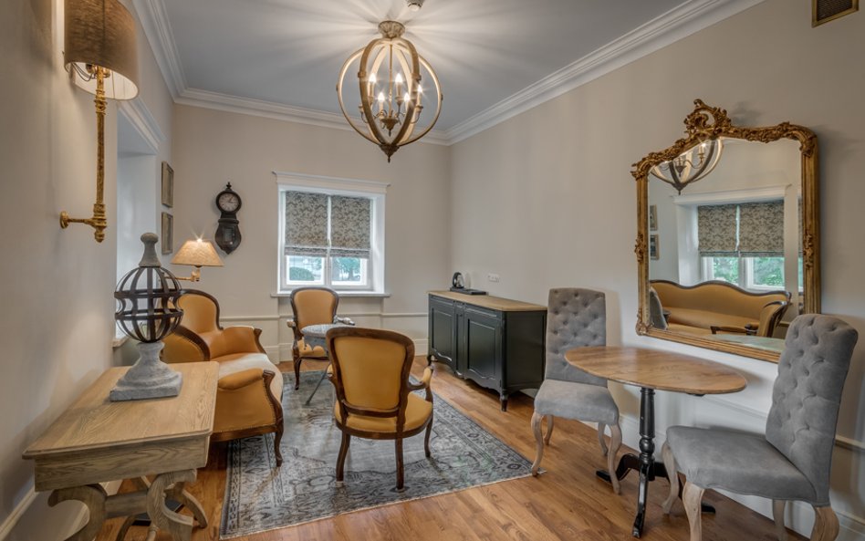 Ozdobą wnętrz pałacowych są m.in. naścienne malowidła z przełomu XVIII i XIX