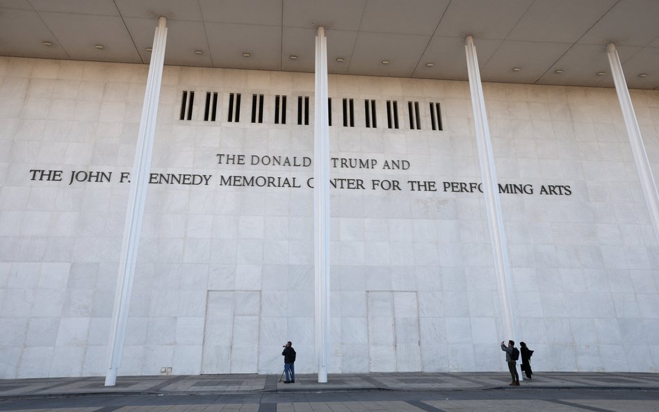 Dzień po ogłoszeniu decyzji zmiany nazwy Centrum Sztuk Scenicznych Johna F. Kennedy’ego w Waszyngton