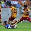 Piłkarze Jagiellonii Białystok Guilherme Montoia (C) i Sergio Lozano (P) oraz Tochi Chukwuani (leży)