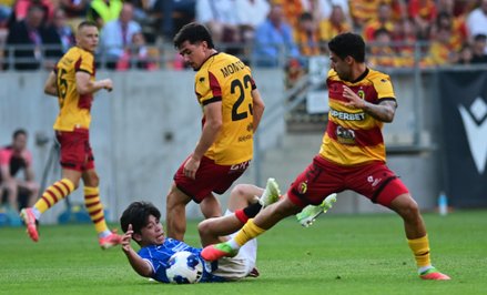 Piłkarze Jagiellonii Białystok Guilherme Montoia (C) i Sergio Lozano (P) oraz Tochi Chukwuani (leży)