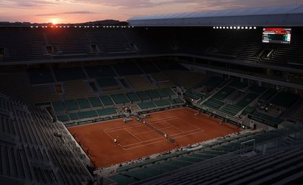 Roland Garros: Kontakt tylko przez szybę