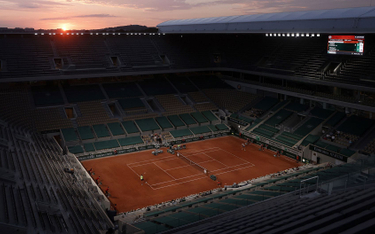 Roland Garros: Kontakt tylko przez szybę