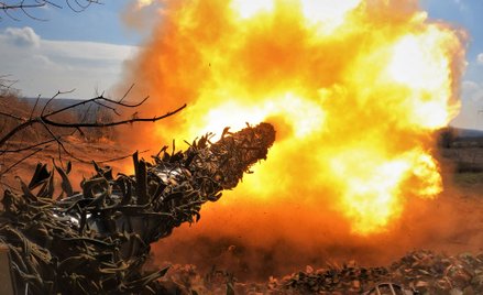Ukraiński czołg ostrzeliwuje pozycje Rosjan w rejonie Bachmutu