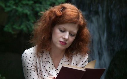 Karolina Gruszka tworzy postać zmysłową, tajemniczą, a jednocześnie inteligentną i tragiczną.