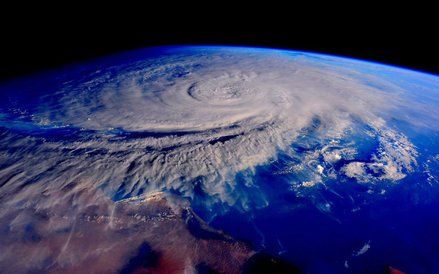 Fotografia wykonana przez obecnego dowódcę ISS, Scota Kellego przedstawia cyklon Chapala nad Morzem 