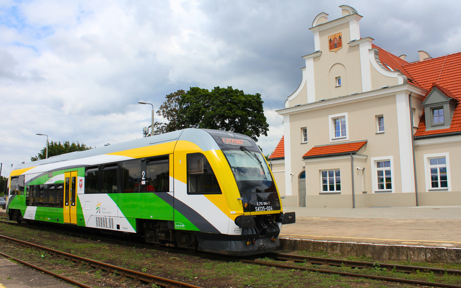 Na podstawie biletu wycieczkowego można podróżować pociągami Kolei Mazowieckich w relacji do 200 kil
