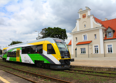 Na podstawie biletu wycieczkowego można podróżować pociągami Kolei Mazowieckich w relacji do 200 kil