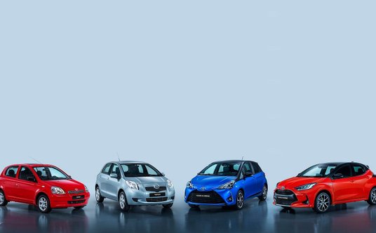 Cztery generacje (najstarsza od lewej) Toyoty Yaris