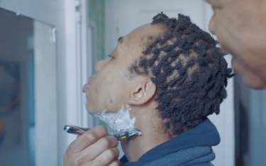 Gillette emituje reklamę golarki z transpłciowym nastolatkiem