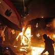 Kair, plac Tahrir. Płonie transporter opancerzony