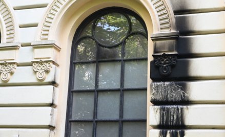 Ślady ognia na ścianie Synagogi Nożyków w Warszawie