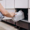 Narkotyki docierają w przesyłkach, tak jak tysiące legalnych towarów
