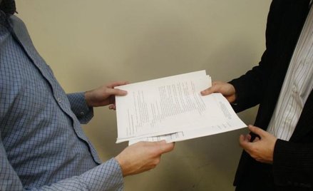 Szef współdziała z pracownikiem, który kończy karierę zawodową