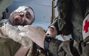 Ranny ukraiński żołnierz przed wywiezieniem z Mariupola. Zdjęcie jest kadrem z filmu rosyjskiego Min