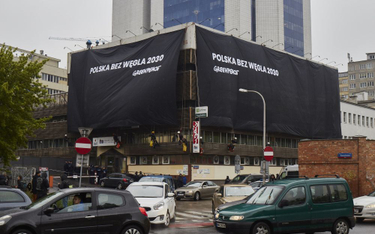 Greenpeace przykrył siedziby PiS i PO czarnym płótnem