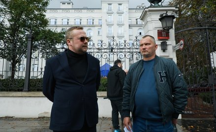 Ojciec zamordowanej Mai z Mławy Jarosław Kowalski (P) i jego pełnomocnik, mecenas Wojciech Kasprzyk 