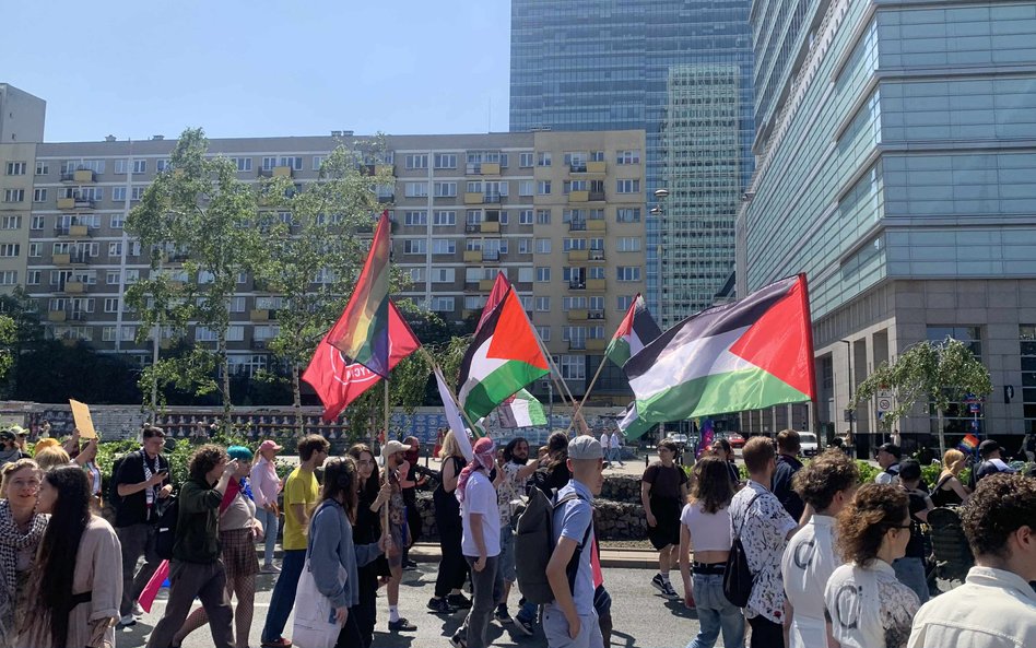 Wśród flag Parady Równości widoczne są również flagi Palestyny