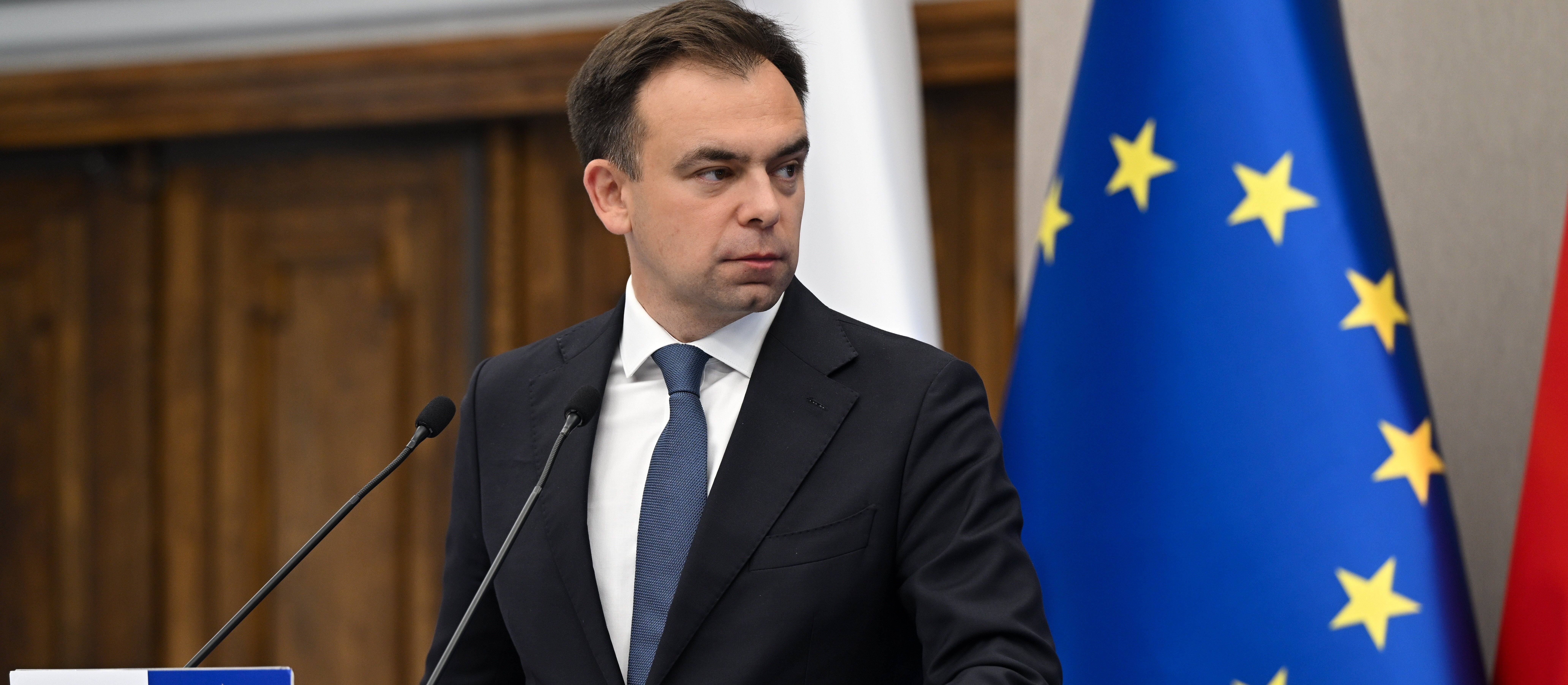 Minister finansów o cenach na rynku paliw: analizujemy sytuację