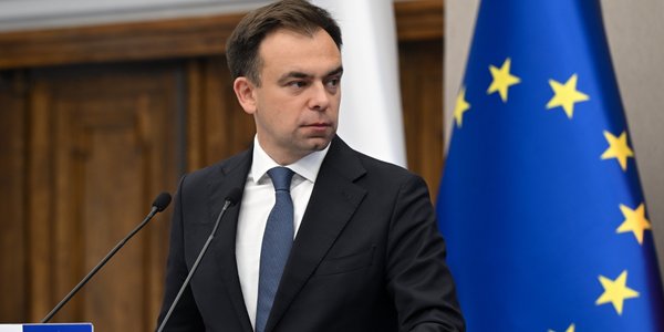Minister finansów o cenach na rynku paliw: analizujemy sytuację