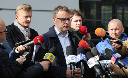 Warszawa, 15.10.2024. Poseł PiS Marcin Romanowski (C) oraz jego pełnomocnik mec. Bartosz Lewandowski