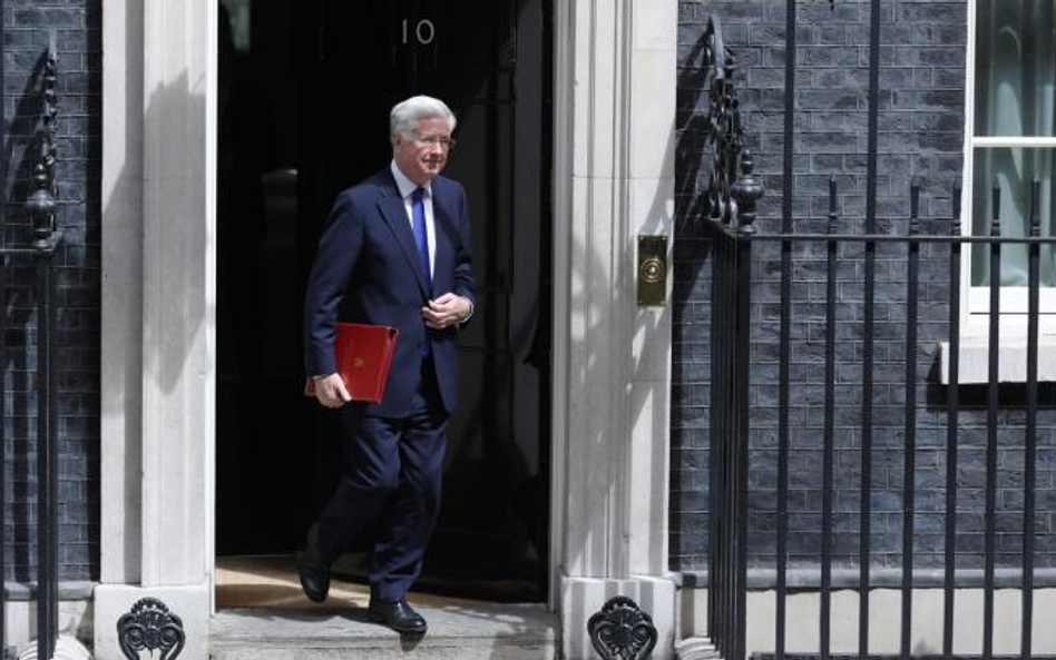 Minister obrony narodowej Michael Fallon złożył dymisję gdy zaczęło wychodzić na jaw, że przed laty 