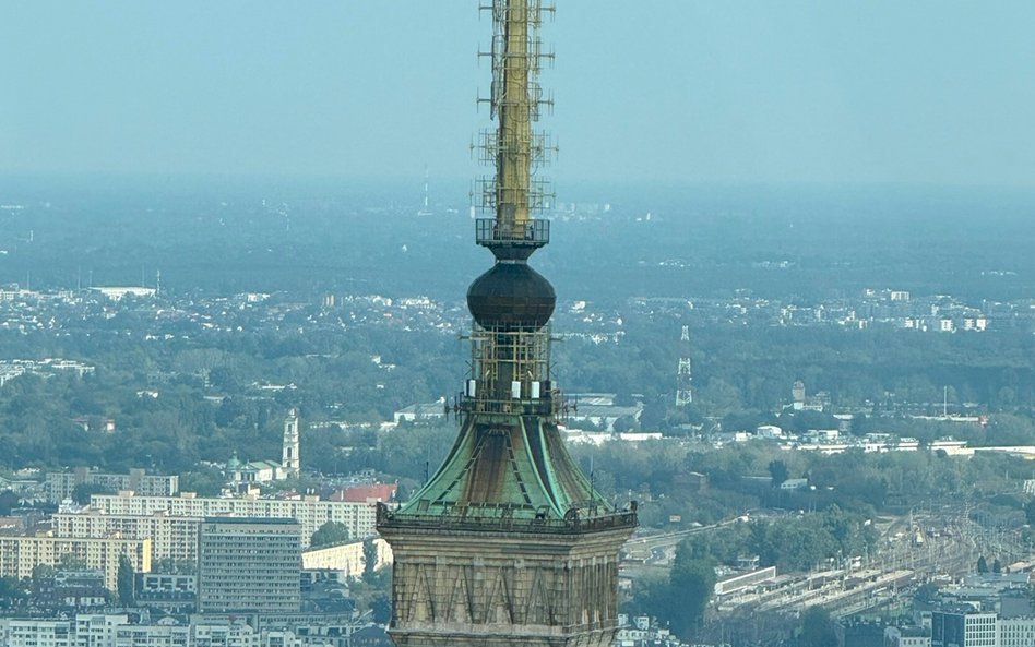 Spojrzenie z góry na iglicę PKiN