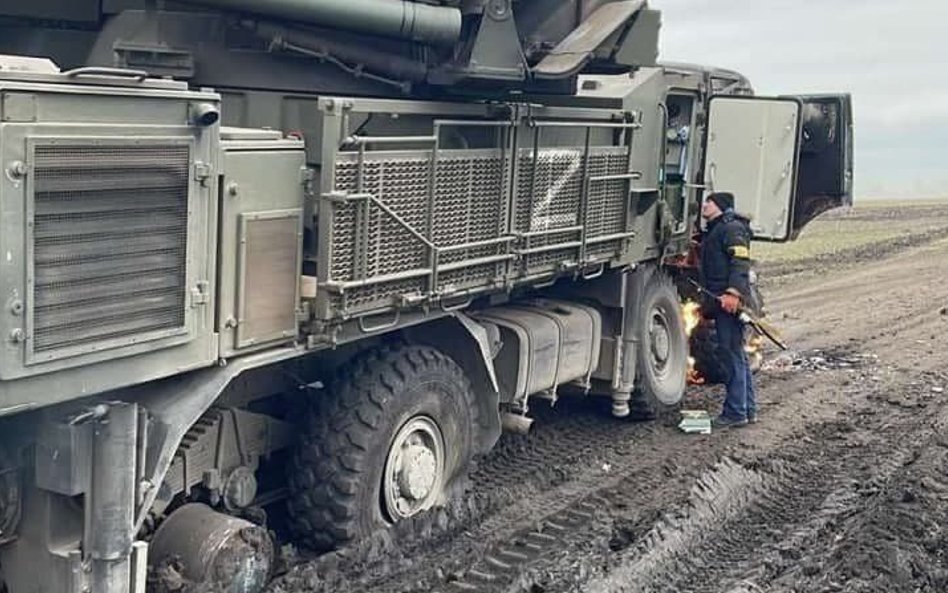 Uszkodzony rosyjski samobieżnych zestaw przeciwlotniczy Pancyr-S1 w wersji zmodernizowanej porzucony