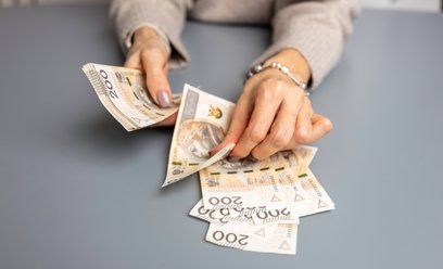 W Polsce bardziej się opłaca pracować „na państwowym”? Duzi płacą lepiej