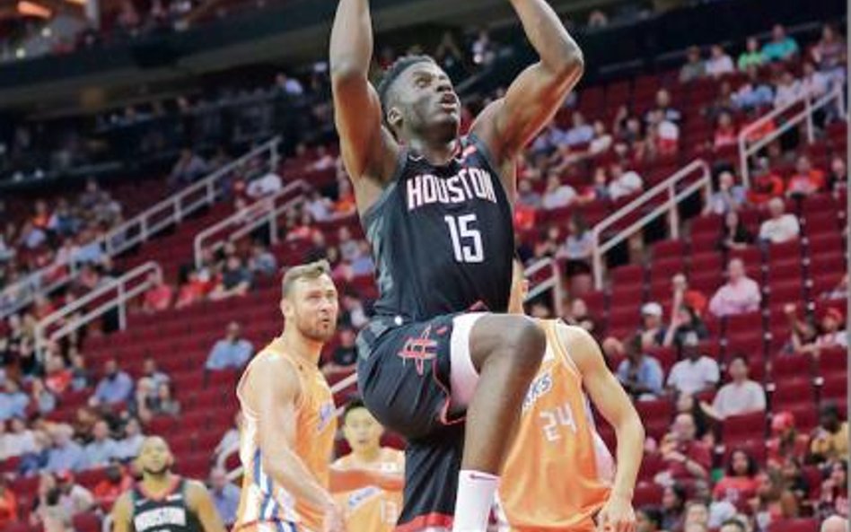 Mecz Houston Rockets z Shanghai Sharks, który odbył się 30 września, wygrała ta pierwsza drużyna. Na