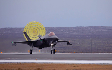 Fot. Norweski F-35A skraca dobieg po lądowaniu za pomocą spadochronu hamującego. Polskie maszyny, ta