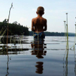 Sześcioletni Tyler Carter z Auburn w jeziorze Sabbathday Lake (USA)