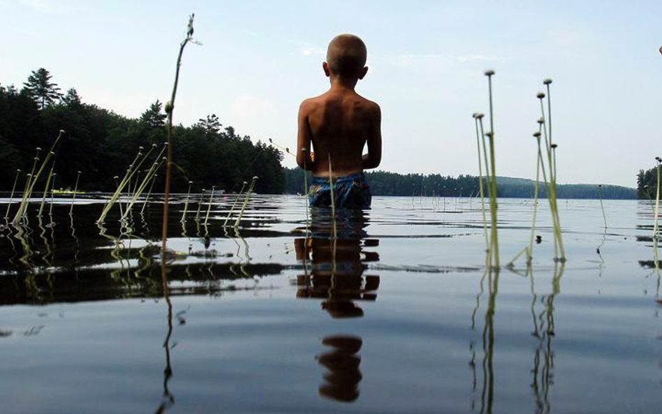 Sześcioletni Tyler Carter z Auburn w jeziorze Sabbathday Lake (USA)