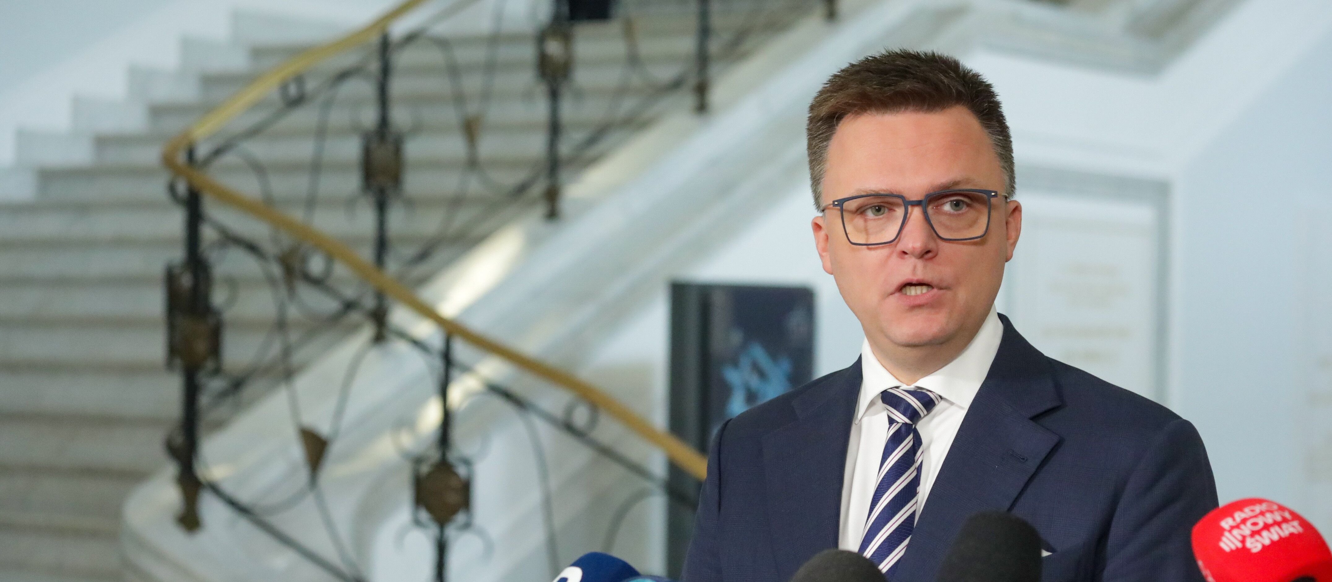 Sondaż: Czy Szymon Hołownia powinien odejść z polskiej polityki?