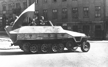 „Szary Wilk” – niemiecki transporter Sd.Kfz.251, zdobyty przez powstańców ze Zgrupowania „Krybar”. Z