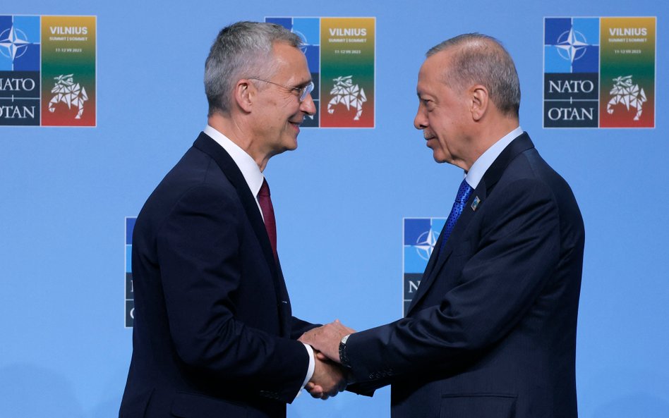 Sekretarz generalny NATO Jens Stoltenberg i prezydent Turcji Recep Tayyip Erdogan na szczycie sojusz