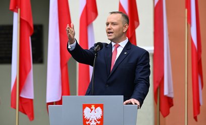 Podpisanie przez prezydenta Karola Nawrockiego ustawy umożliwiającej obniżkę cen paliw zostaje obudo