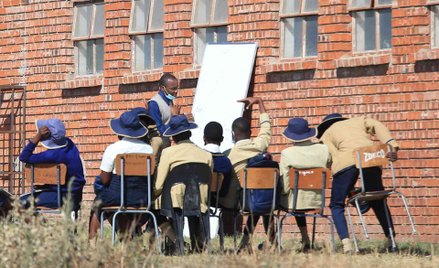 Lekcje pod gołym niebem w Zimbabwe