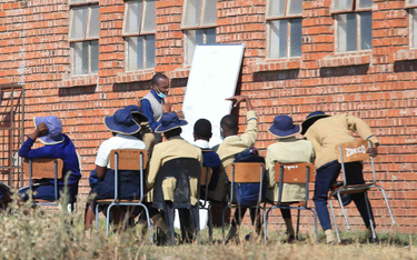 Lekcje pod gołym niebem w Zimbabwe