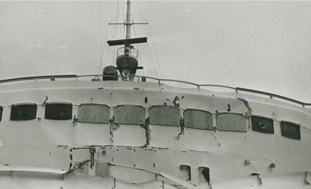 Nadbudówka włoskiego transatlantyku „Michelangelo” po spotkaniu fali niemożliwej. 12 kwietnia 1966 r
