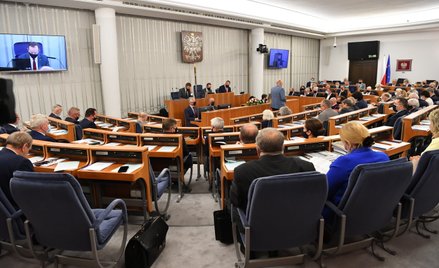 Senatorowie na sali plenarnej Senatu