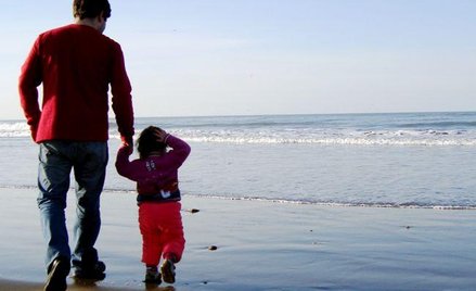 Jeśli pracownik korzysta z urlopu ojcowskiego na przełomie roku szef musi sporządzić kilka raportów