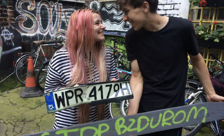 Łania Madej (po lewej) i Margot Szutowicz (po prawej) z tablicą rejestracyjną furgonetki Fundacji Pr