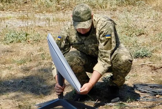 Ukraiński żołnierz z terminalem Starlink